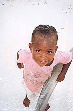 Una bambina in spiaggia