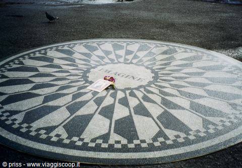 Sul mosaico nello Strawberry fiel c'è ancora gente che lascia fiori, biglietti, poesie..