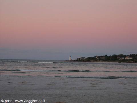 il faro di gloucester in lontananza