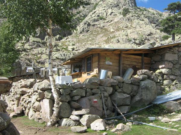 Chiosco di pastori in mezzo alle montagne