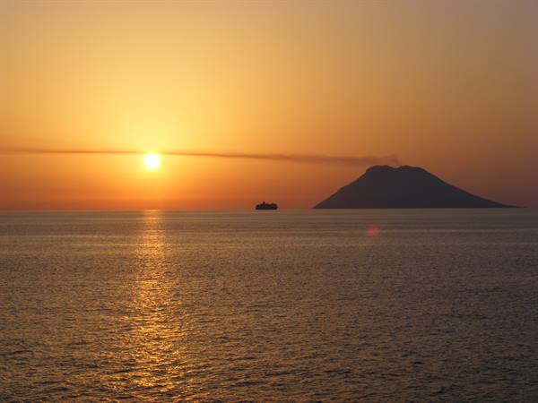 stromboli al tramonto