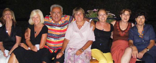 beato tra bellissime donne.è il professore Giovannino