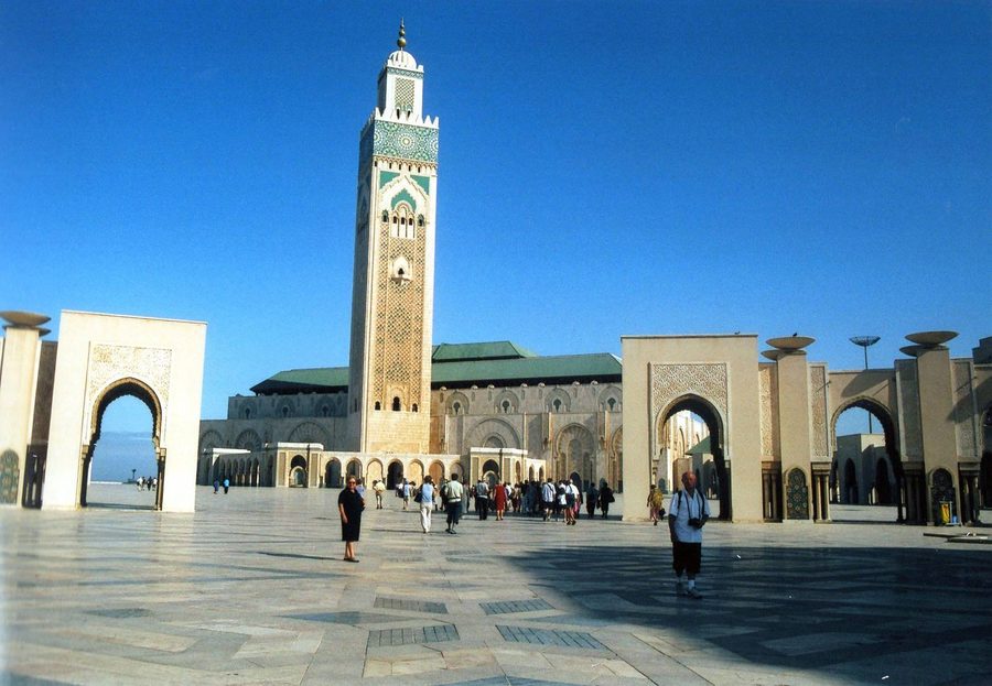 Visitatori camminano sul piazzale di marmo della Moschea Hassan II a Casablanca