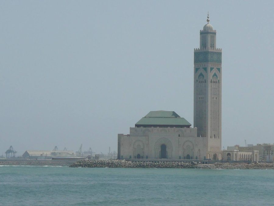 Moschea Hassan II sul lungomare di Casablanca, nebbia mattutina sull'oceano