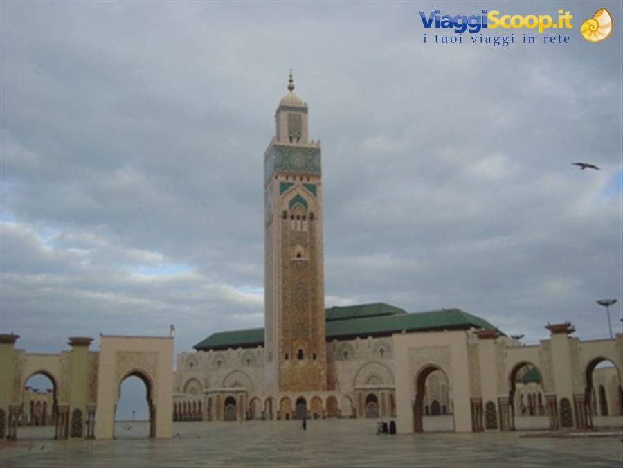 Sagrato con archi in pietra davanti al minareto della Moschea Hassan II a Casablanca