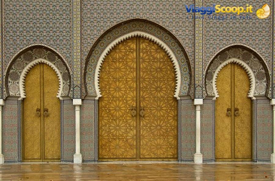 Porte dorate in ottone con archi a ferro di cavallo e mosaici zellij, Casablanca