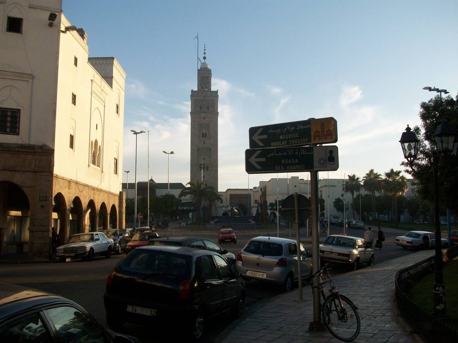 Minareto della moschea Hassan II tra gli edifici e il traffico di Casablanca