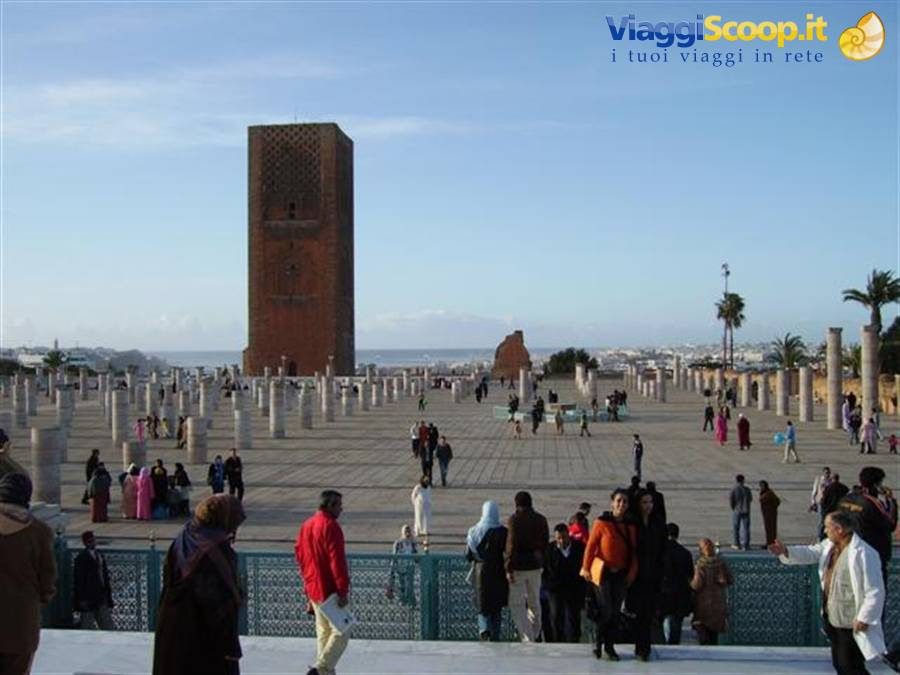 Turisti sulla esplanade della Torre Hassan a Rabat, colonne in pietra e cielo azzurro