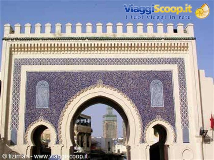 Porta Bab Bou Jeloud a Fez, mattonelle blu zellige, minareto visibile attraverso l'arco