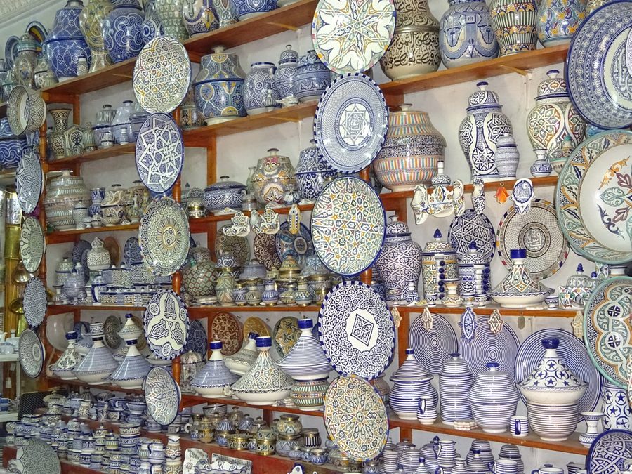 Piatti e tajine di ceramica blu e bianca esposti sugli scaffali di un negozio, Fes