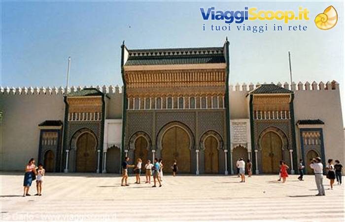 Porta monumentale del palazzo reale di Fez, zellige e legno dipinto sotto il sole