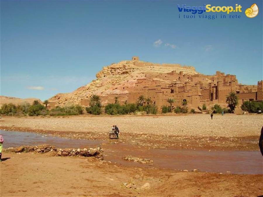 Aït Benhaddou, kasbah in terra battuta sul fiume, turisti attraversano il guado