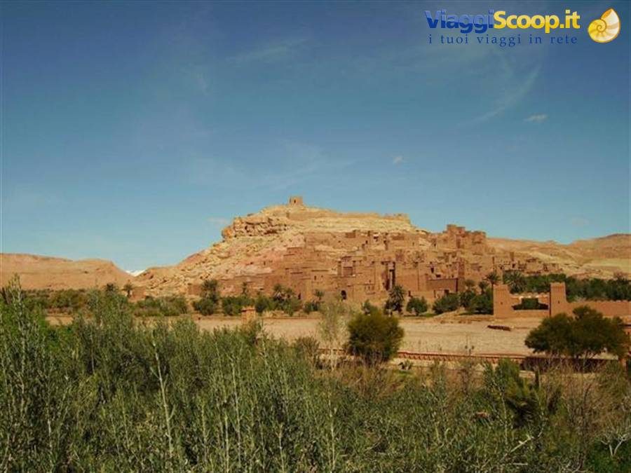 Il villaggio di Aït Benhaddou, case in terra rossa tra palme e vegetazione