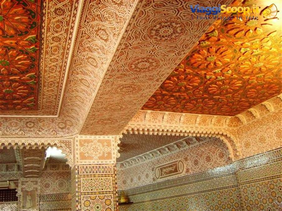 Soffitto in legno intagliato e stucco della Kasbah di Telouet, luce calda dorata