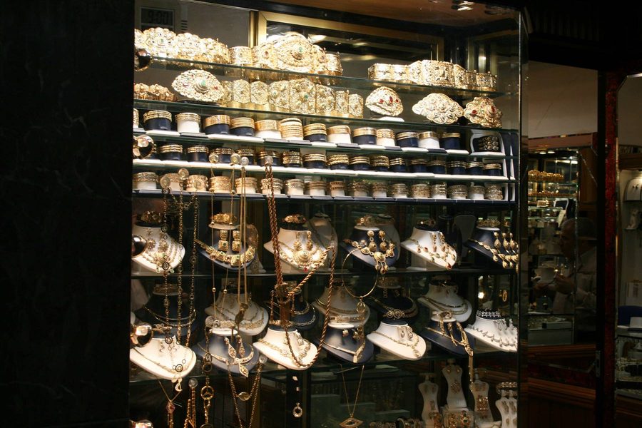 Vetrina di gioielleria con collane e bracciali d'oro illuminati, Ouarzazate