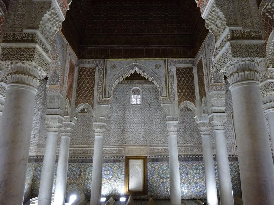 Colonne di marmo e stucchi intagliati nella Sala delle Dodici Colonne, Tombe Saadiane, Marrakech