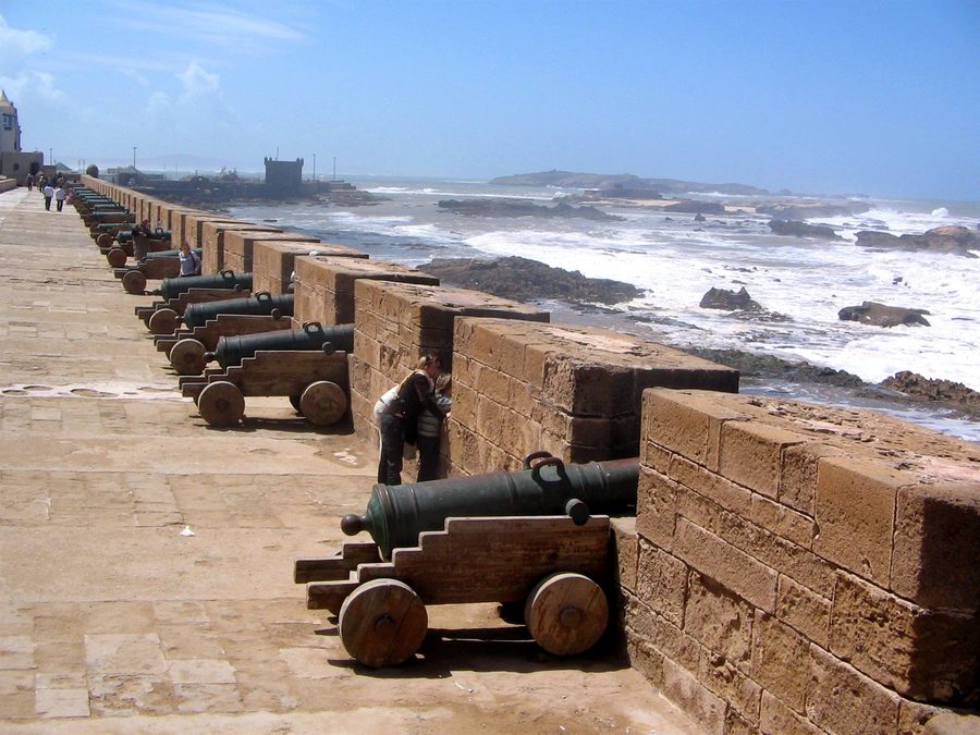 Cannoni di bronzo sulle mura di Essaouira davanti alle onde atlantiche