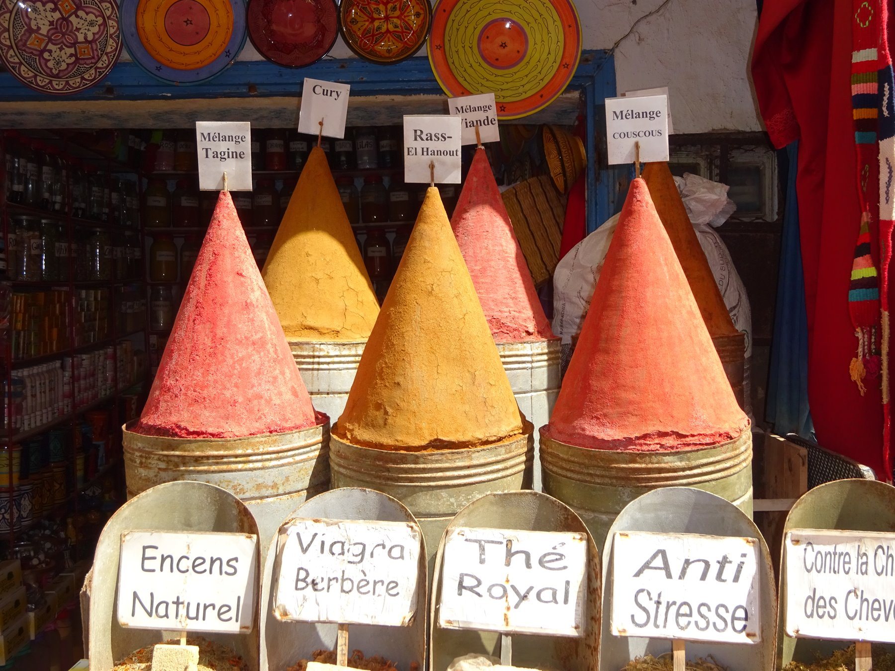 Coni di spezie colorate al mercato di Marrakech