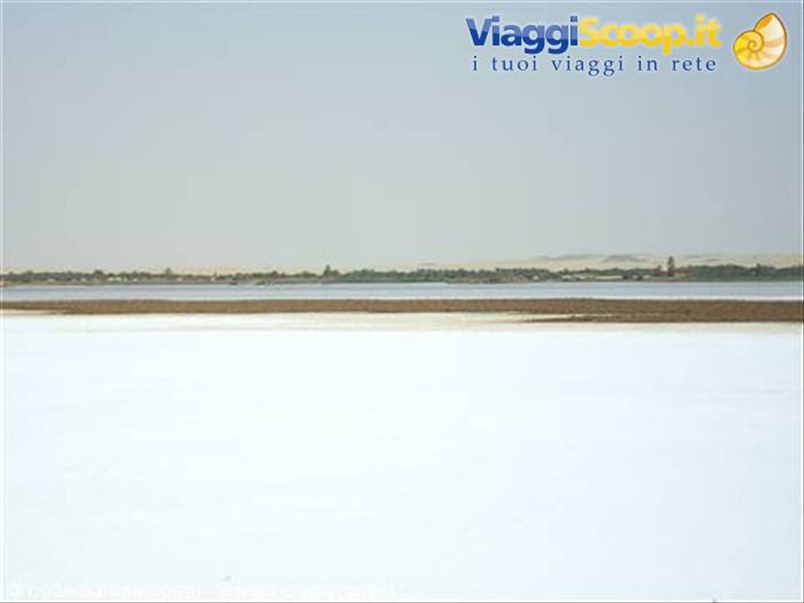 deserto di sale in mezzo al deserto di sabbia