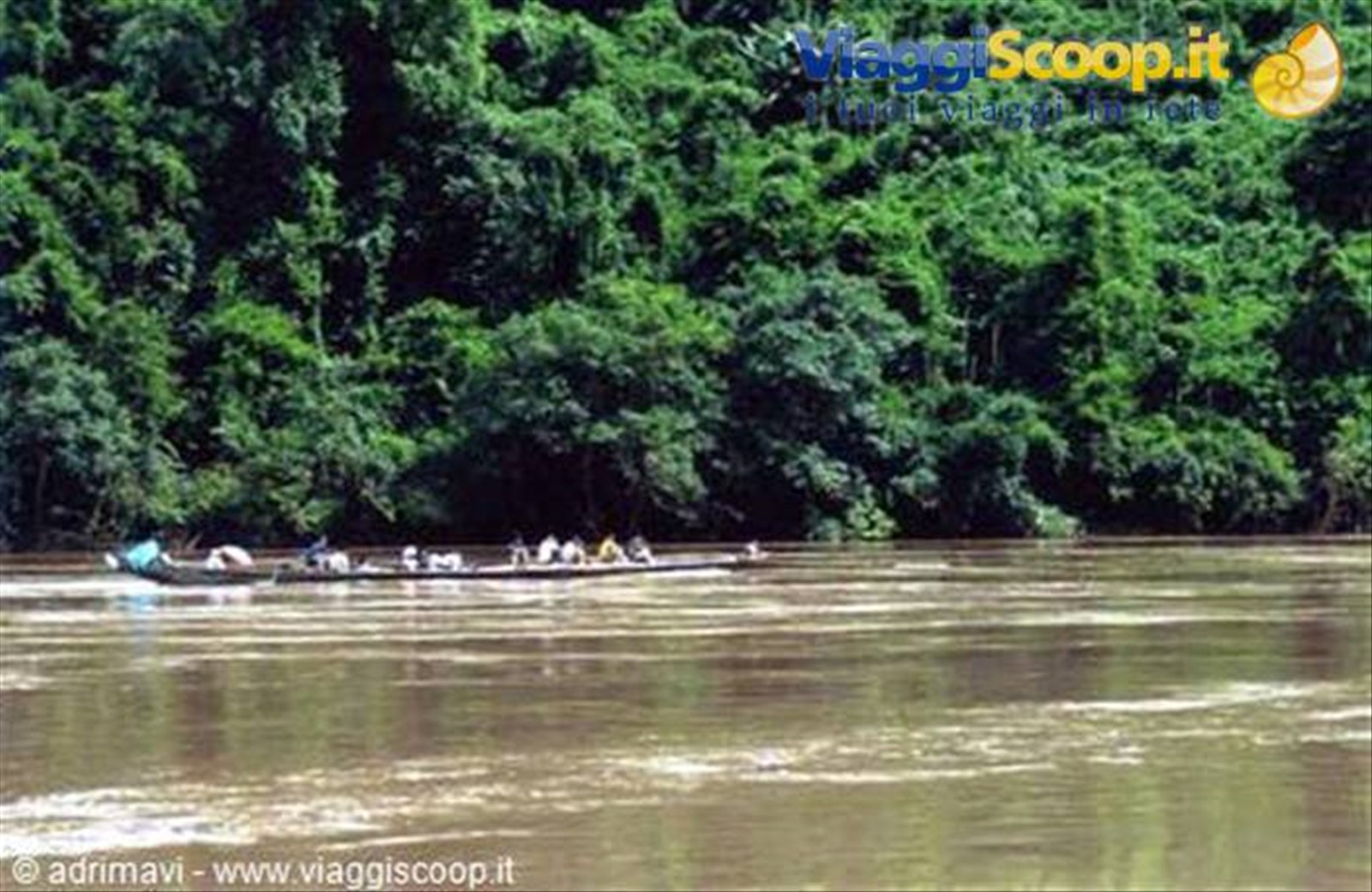 imbarcazione lungo il Mekong