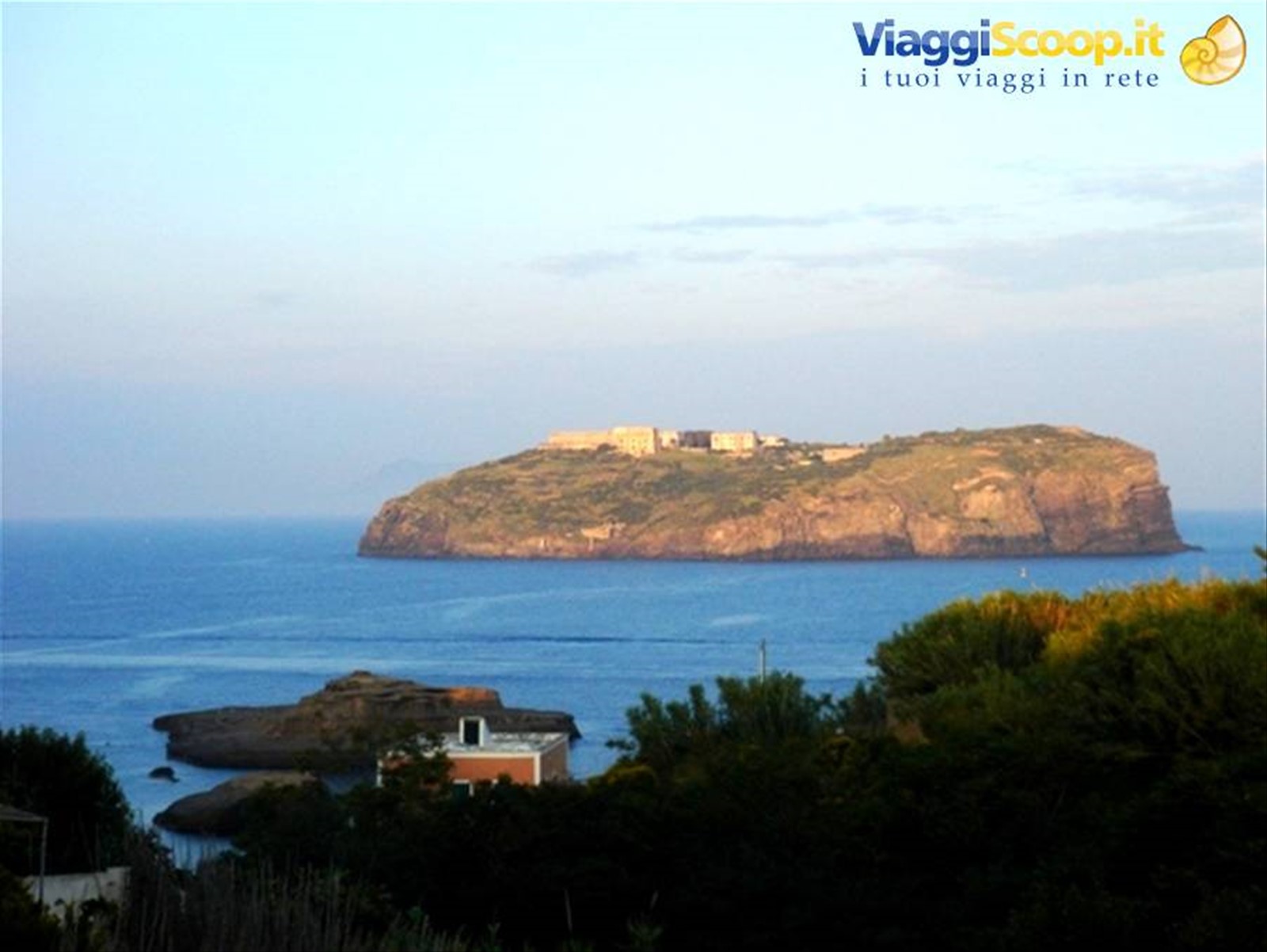 VENTOTENE SOPRENDENTEMENTE PICCOLA E BELLA