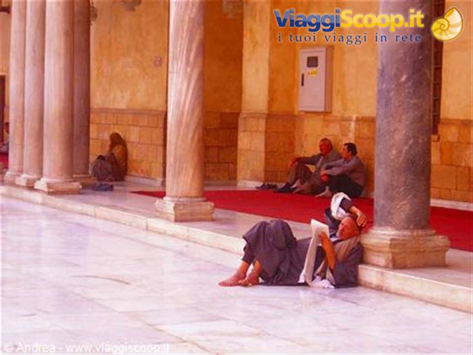 Leggendo il Corano nella Moschea Al-Azhar