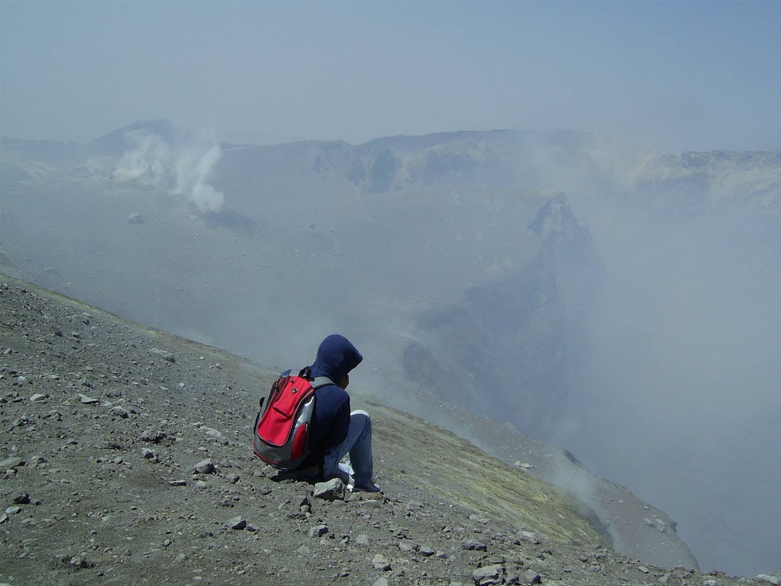 davanti al cratere centrale