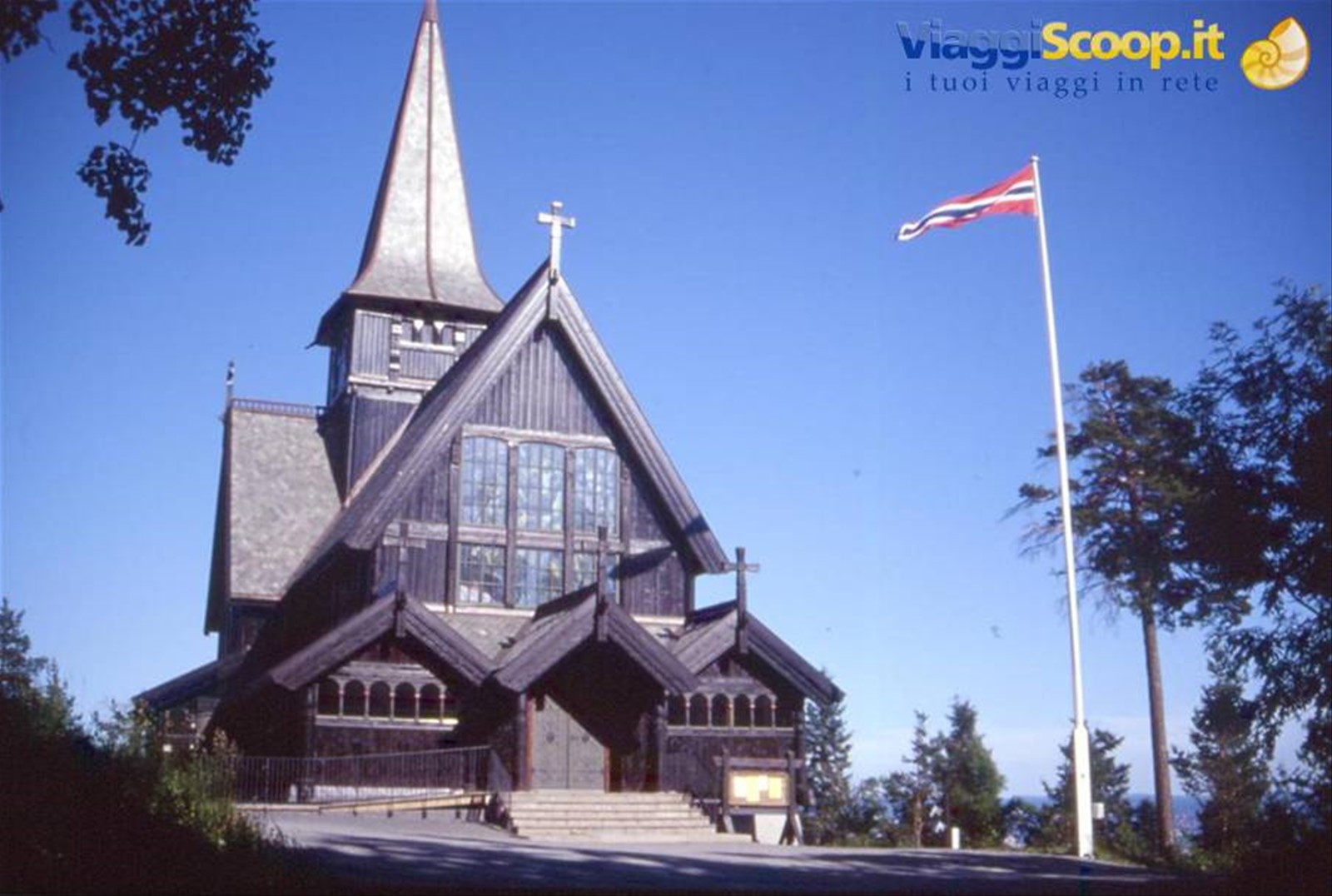 OSLO HOLMENKOLLEN - CHIESA IN LEGNO