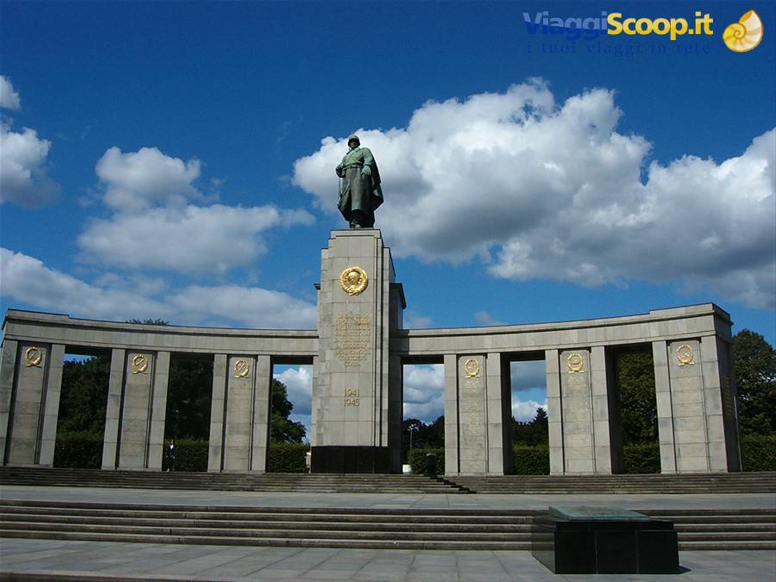 Monumento ai caduti : mai più la guerra!