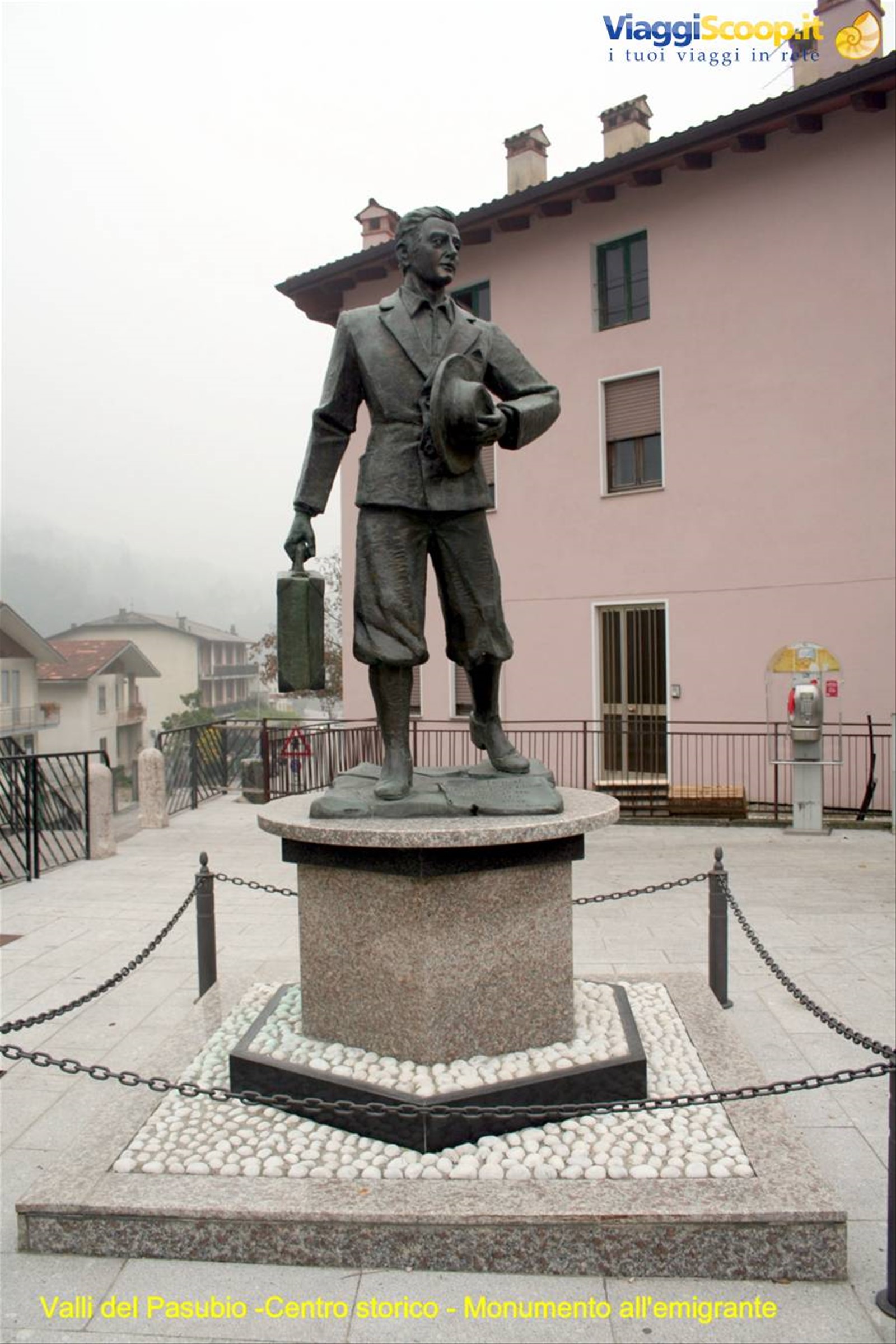 Valli del Pasubio - Centro storico - Monumento all'Emigrante