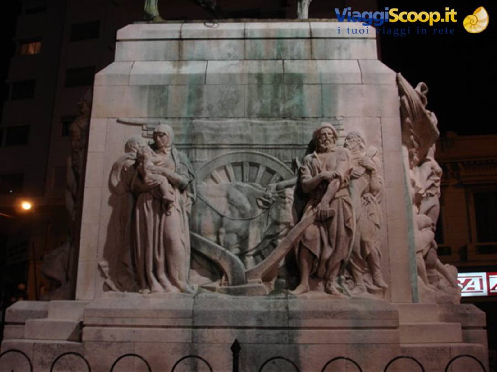 Montevideo: particolare notturno del monumento al Gaucho.