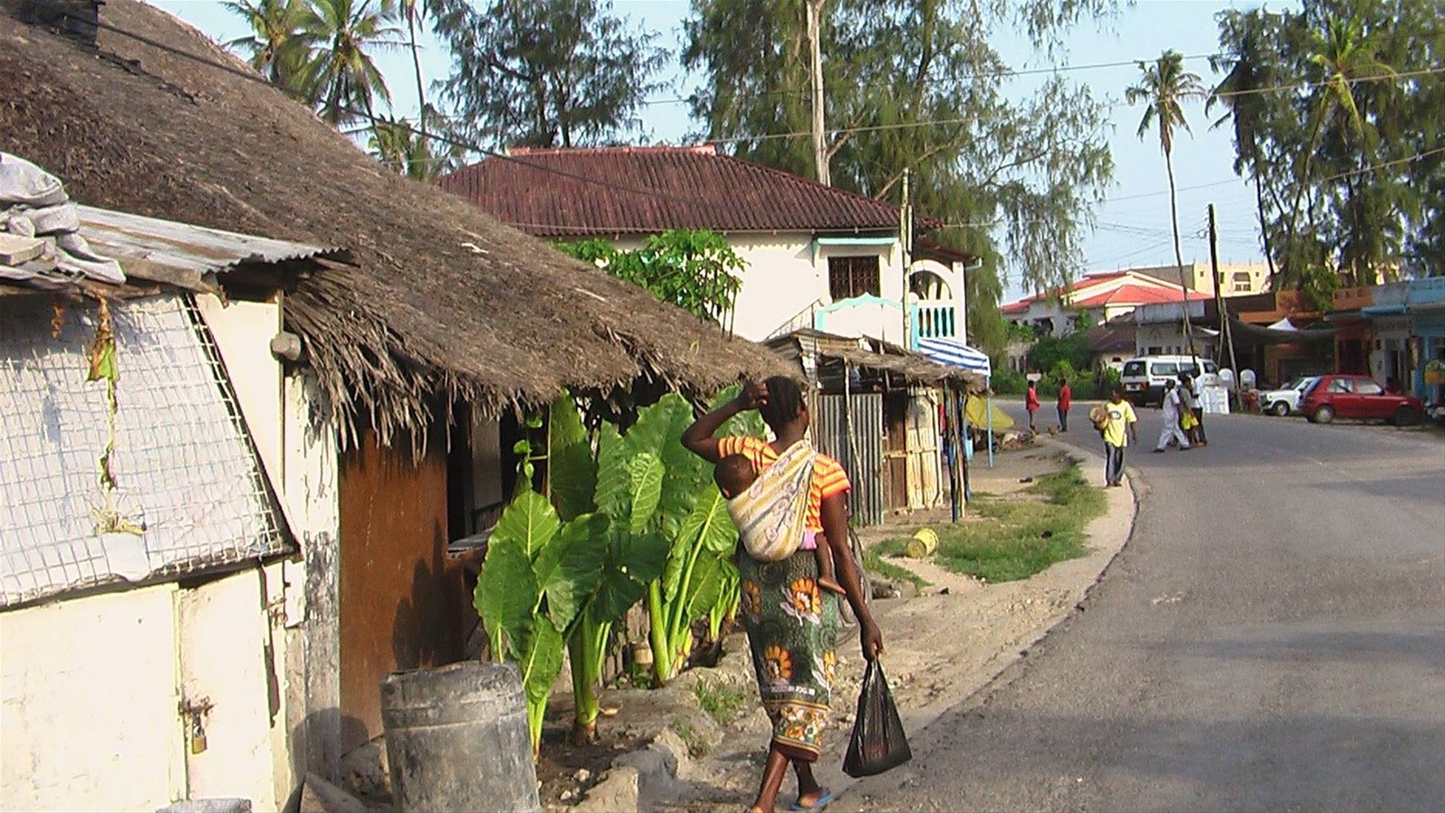 Watamu: Mamma con bambini in spalla