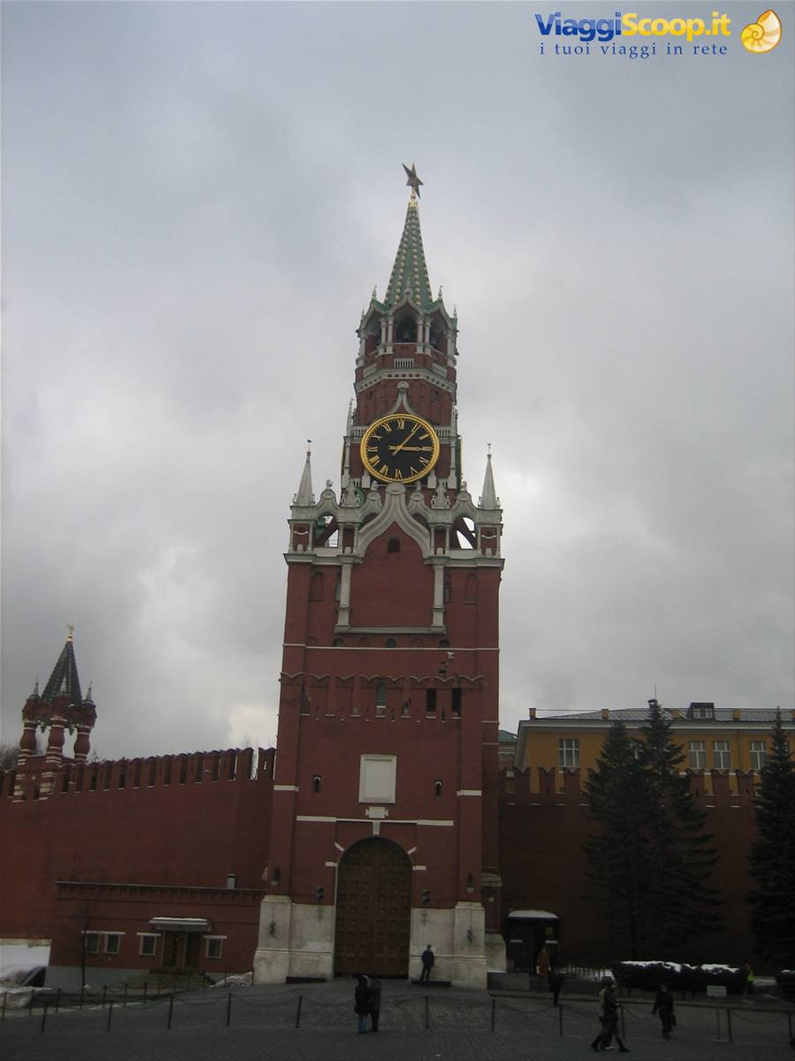 La torre Spasskaya del Cremlino sulla Piazza Rossa