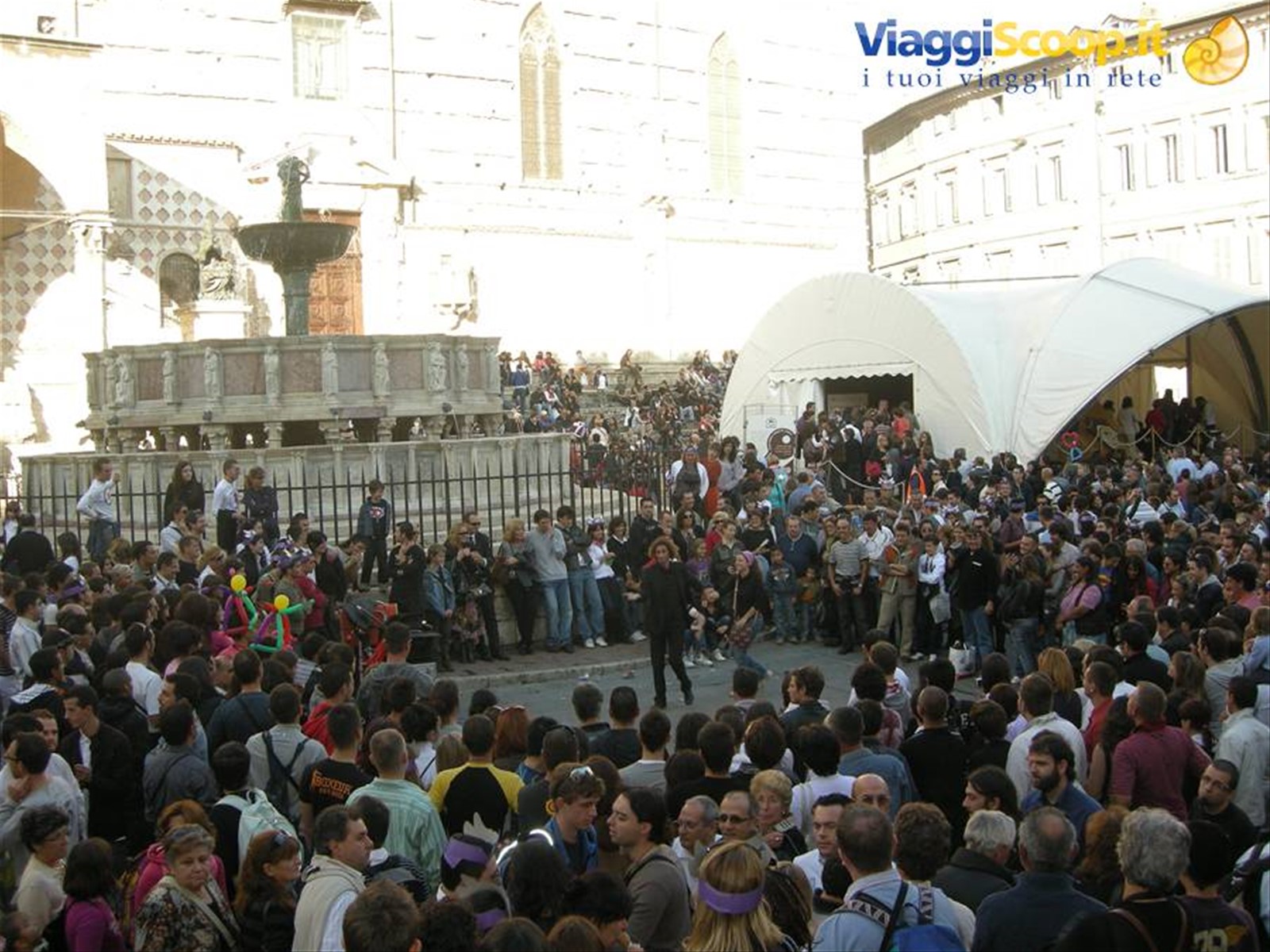 Piazza di Perugia gremita di gente...
