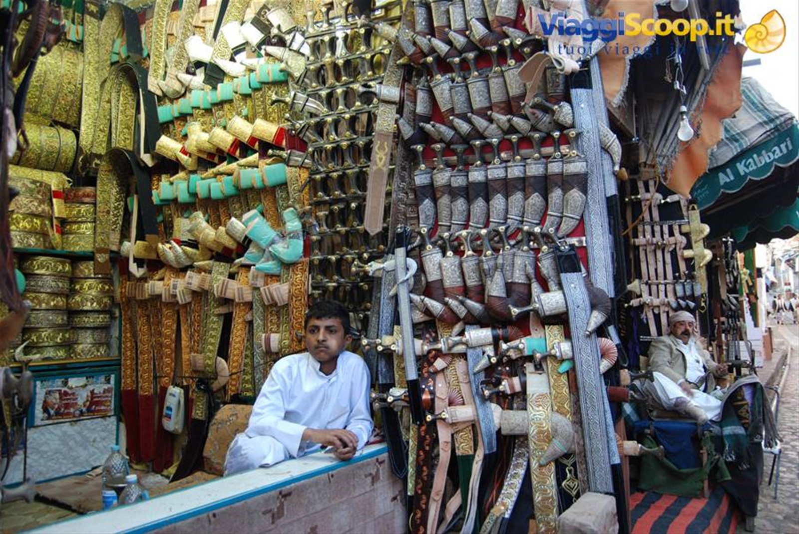 San'a - Suq - Venditore di Jambiya