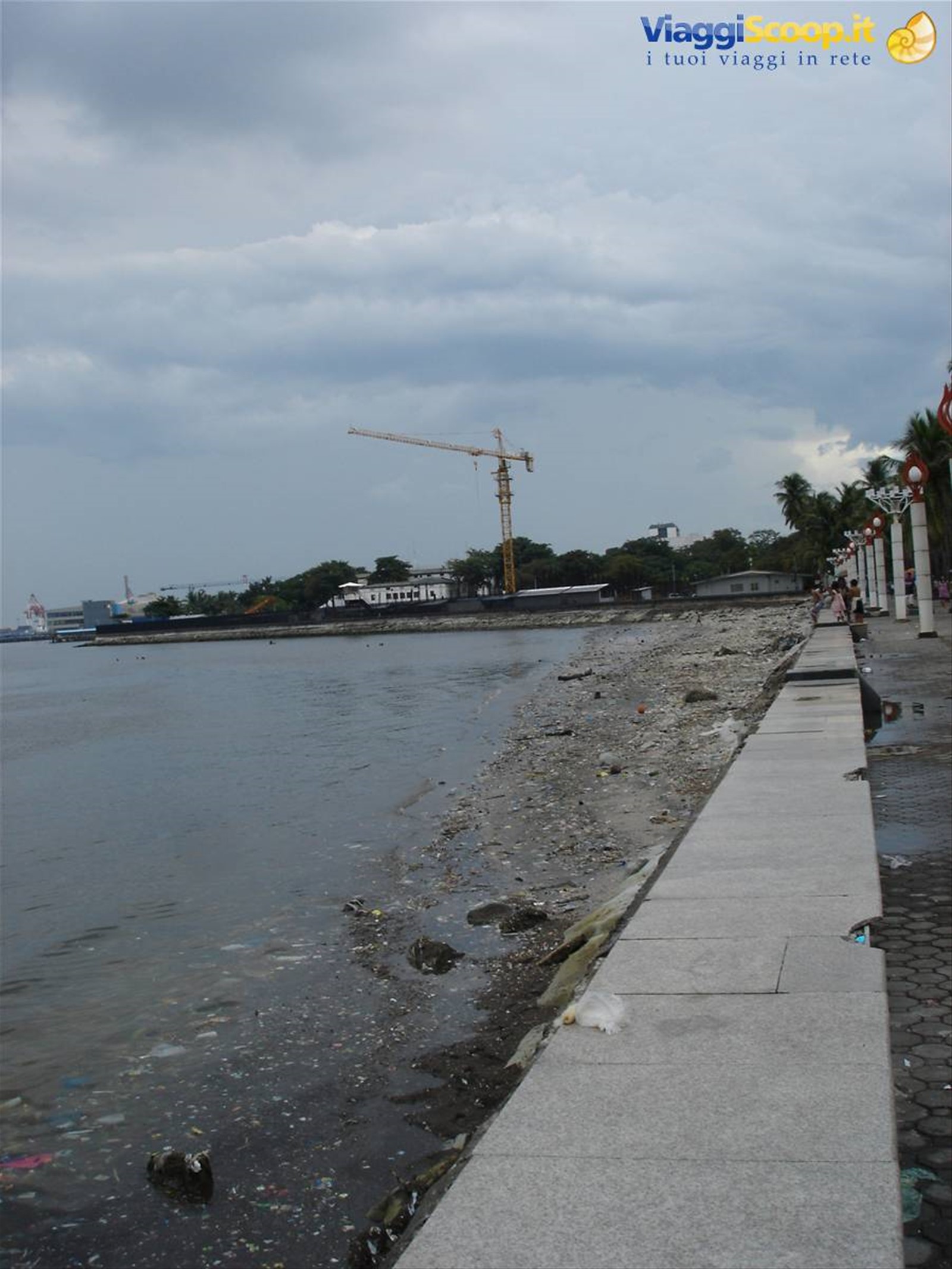 Manila Beach (Malate-Hermita). Sul fondo l'Ambasciata USA