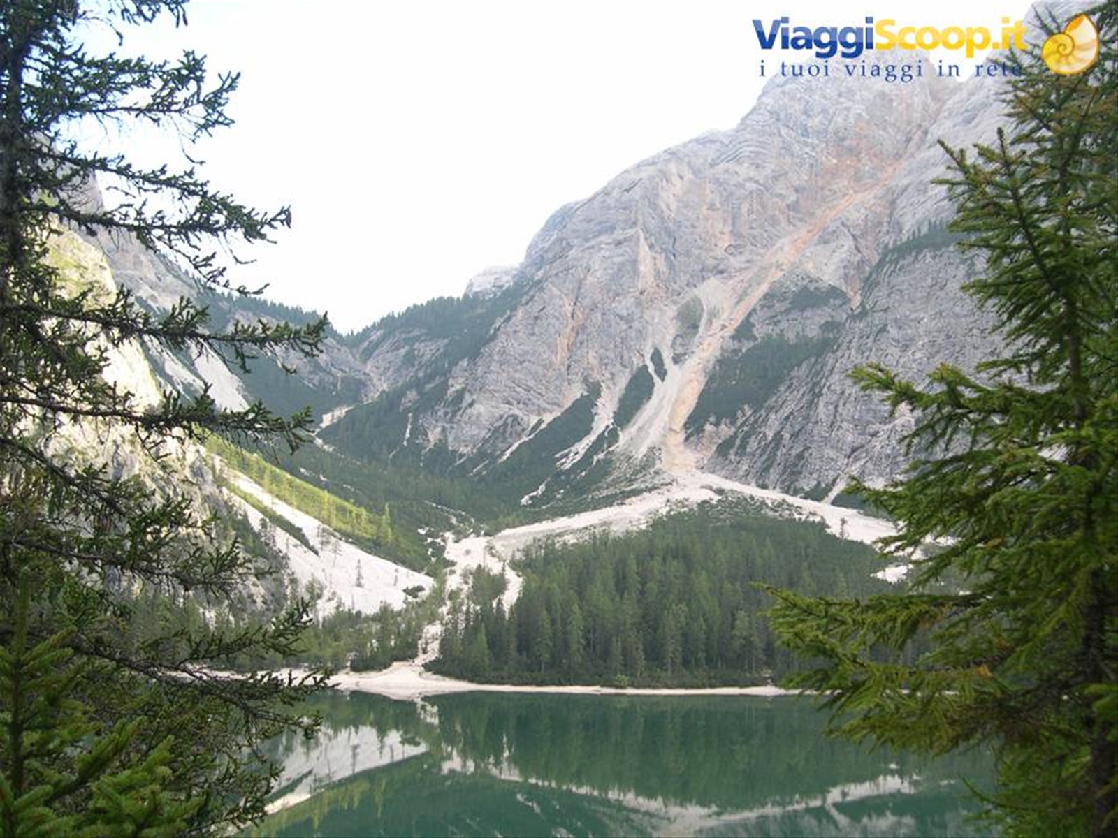 LA MONTAGNA RIFESSA SUL LAGO . . .