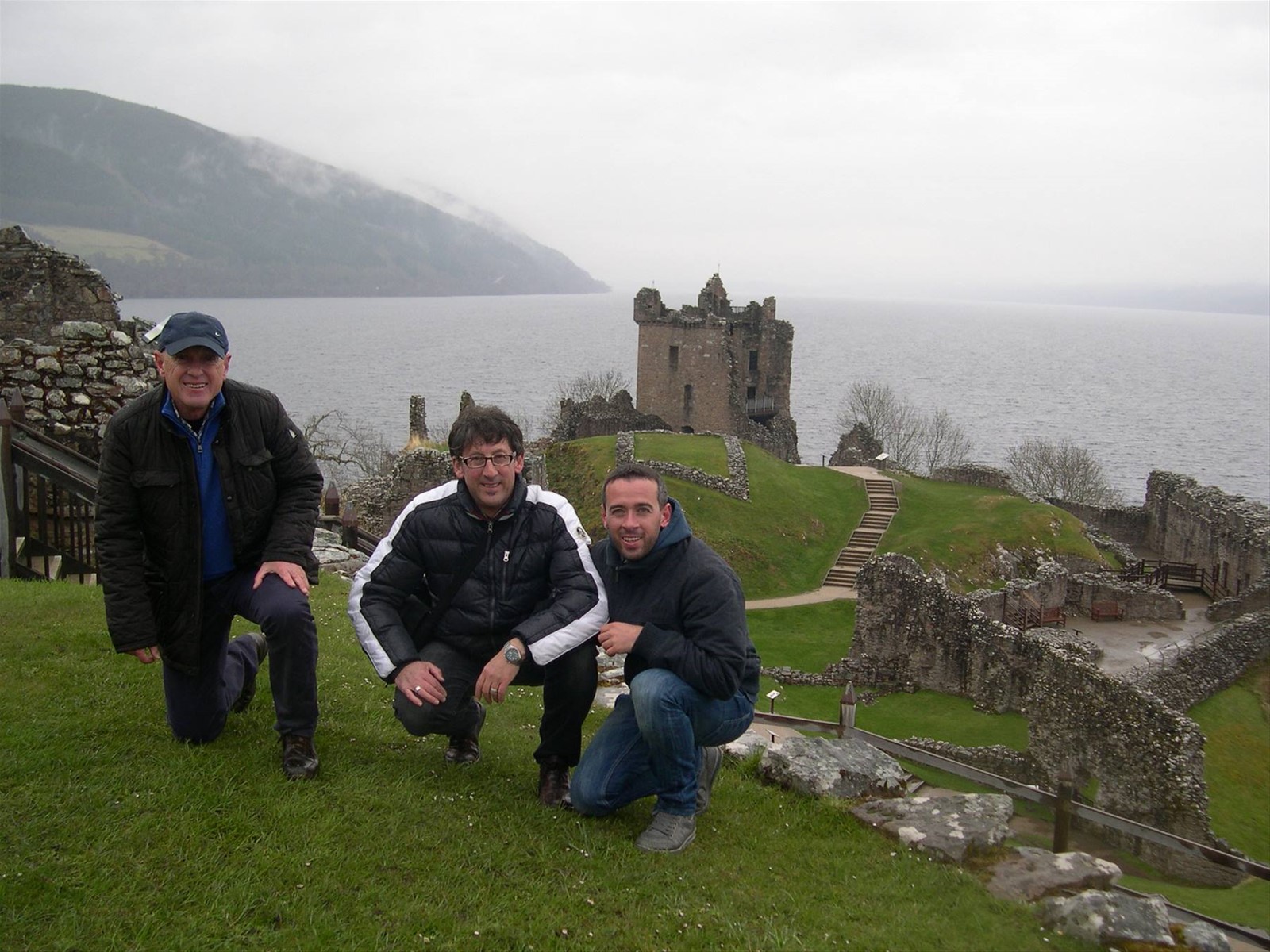 SULLO SFONDO IL LAGO DI LOCH NESS E LO STUPENDO CASTELLO DI URQUHART