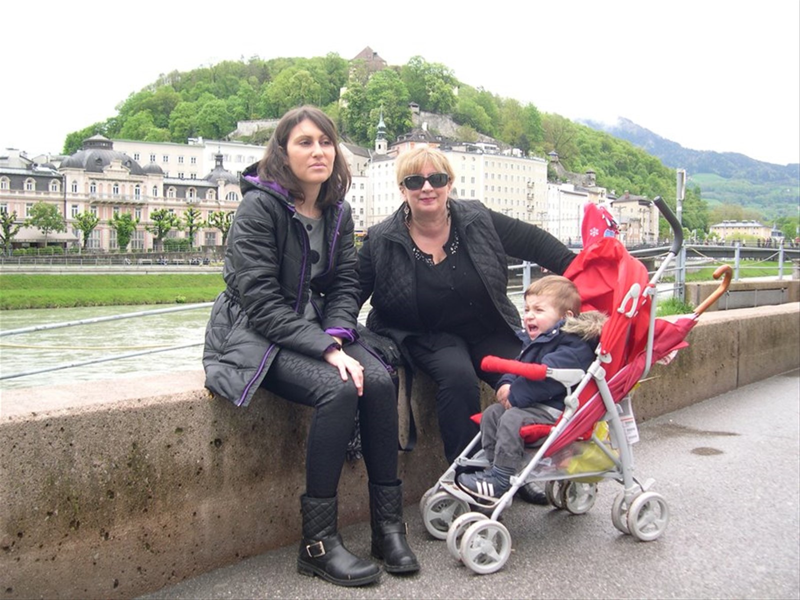 MAMMA VALENTINA, NONNA CARLA E FEDERICO NEL CENTRO DI SALISBURGO (AUSTRIA)