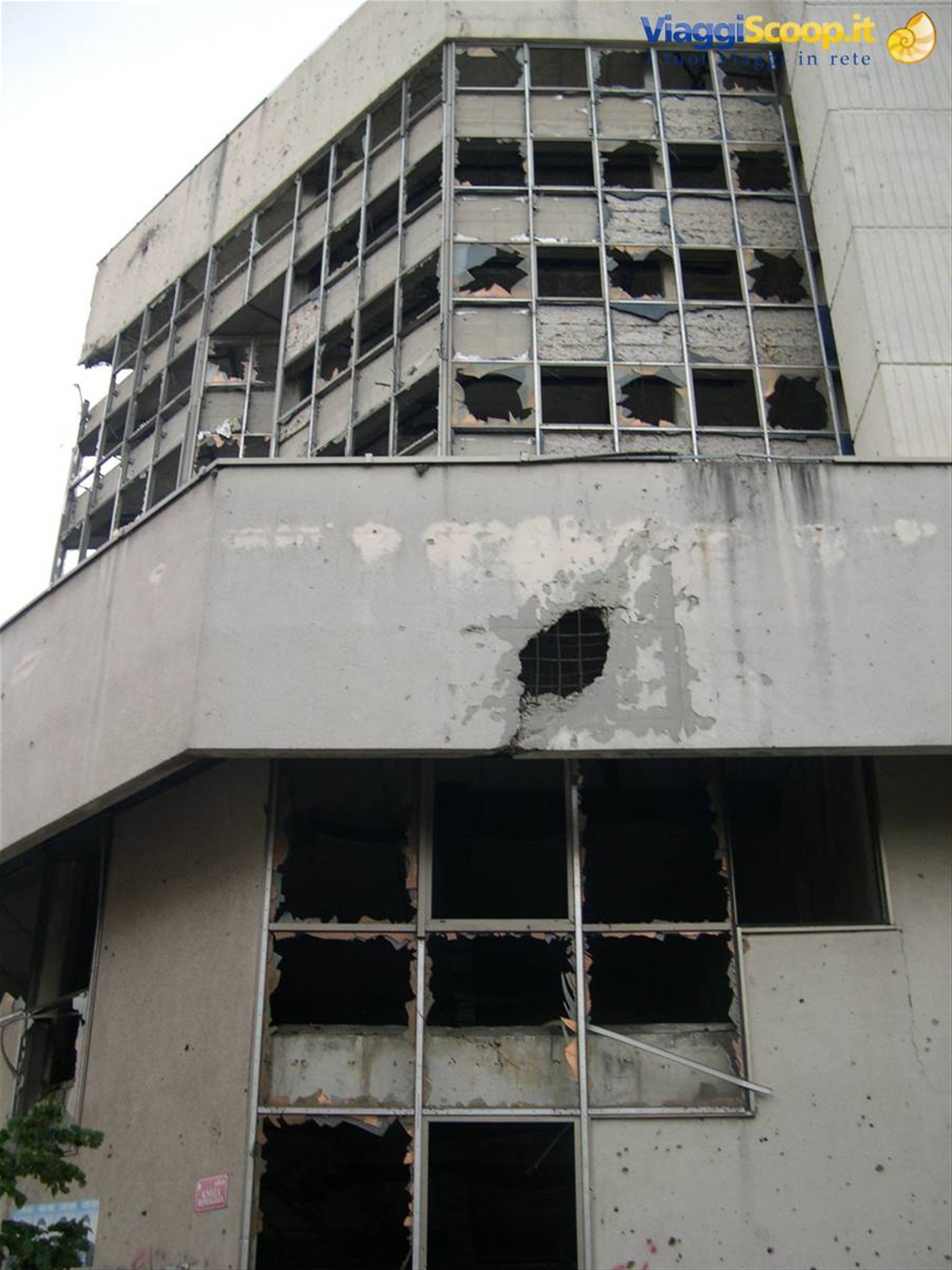 UN EDIFICIO SVENTRATO DAI COLPI DELLA GUERRA