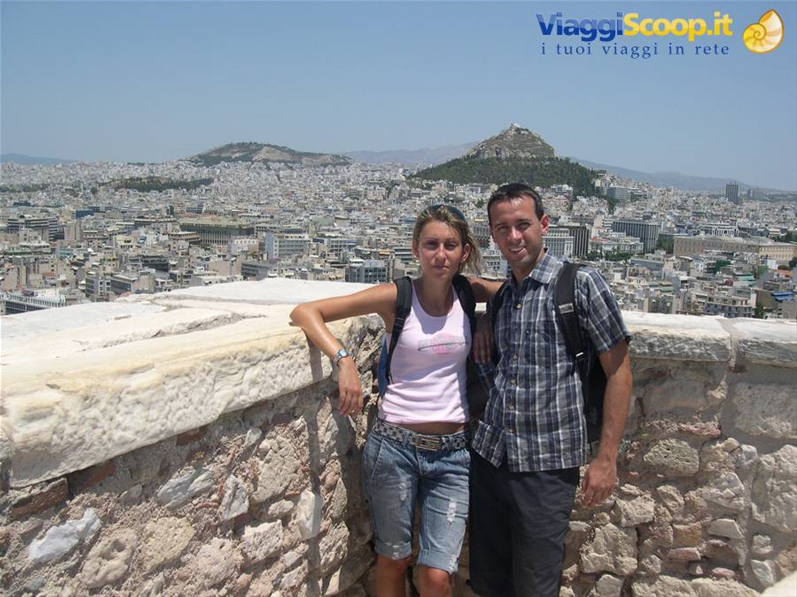 CLAUDIO E VALE NELL'ANTICO CUORE DI ATENE