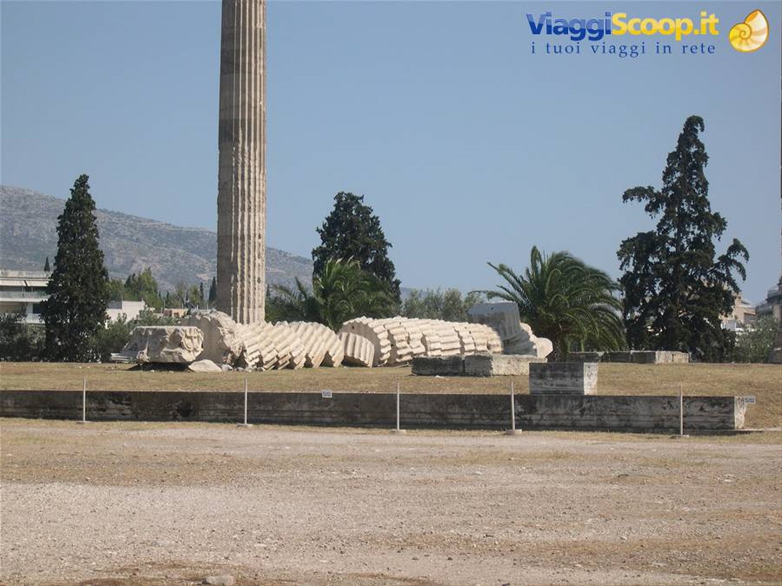 UNA COLONNA SEZIONATA ALL' INGRESSO DELL'AREA ARCHEOLOGICA