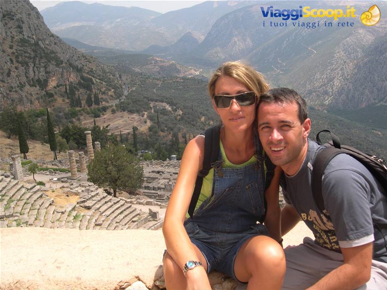 CLAUDIO E VALENTINA SULLA CAVEA DEL TEATRO DI DELPHI