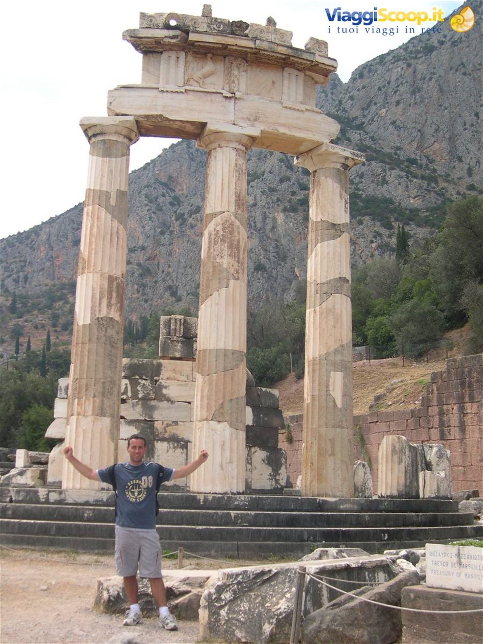 AI PIEDI DEL TEMPIO DI ATENA