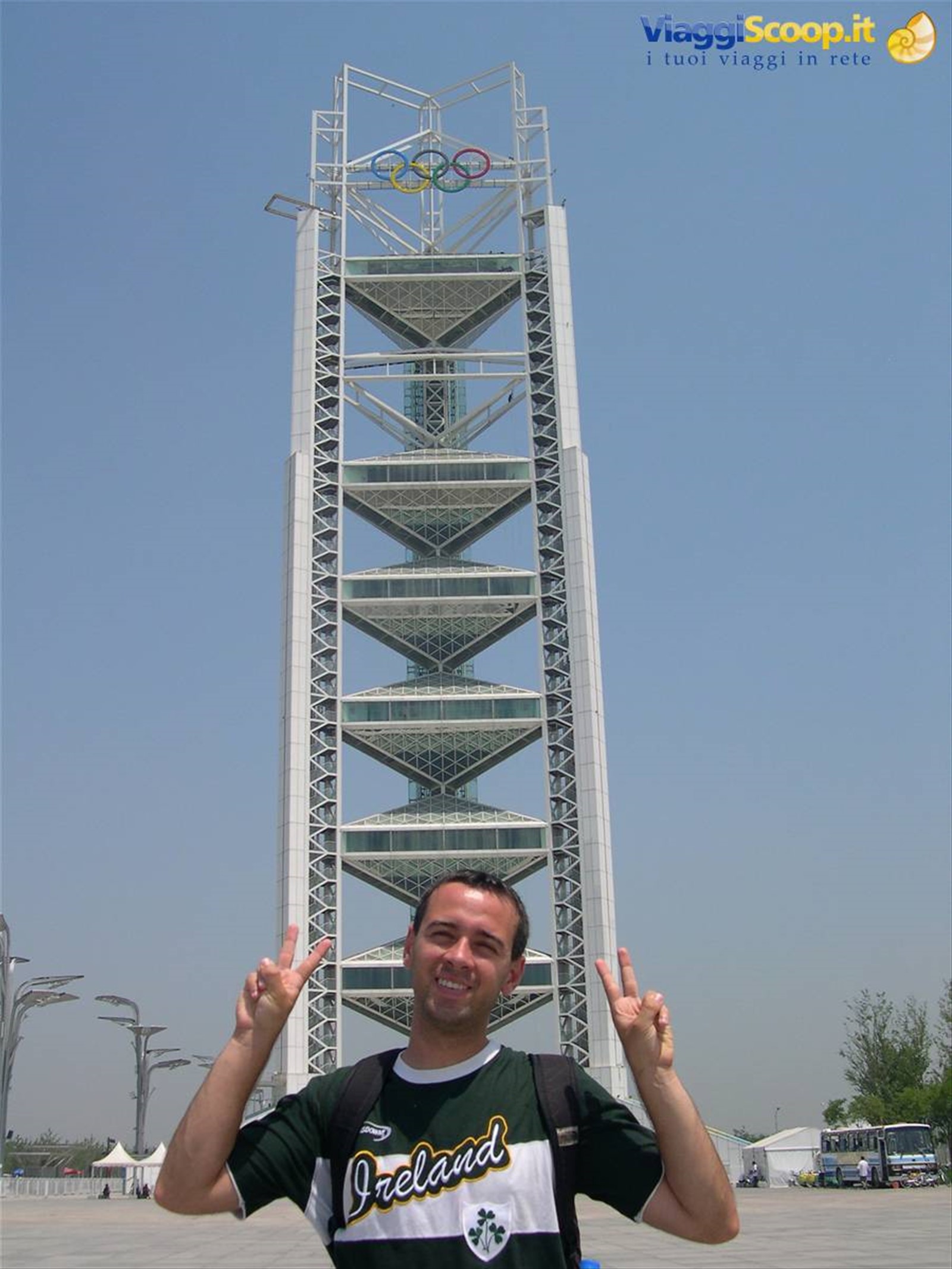 E SULLO SFONDO LA TORRE OLIMPICA