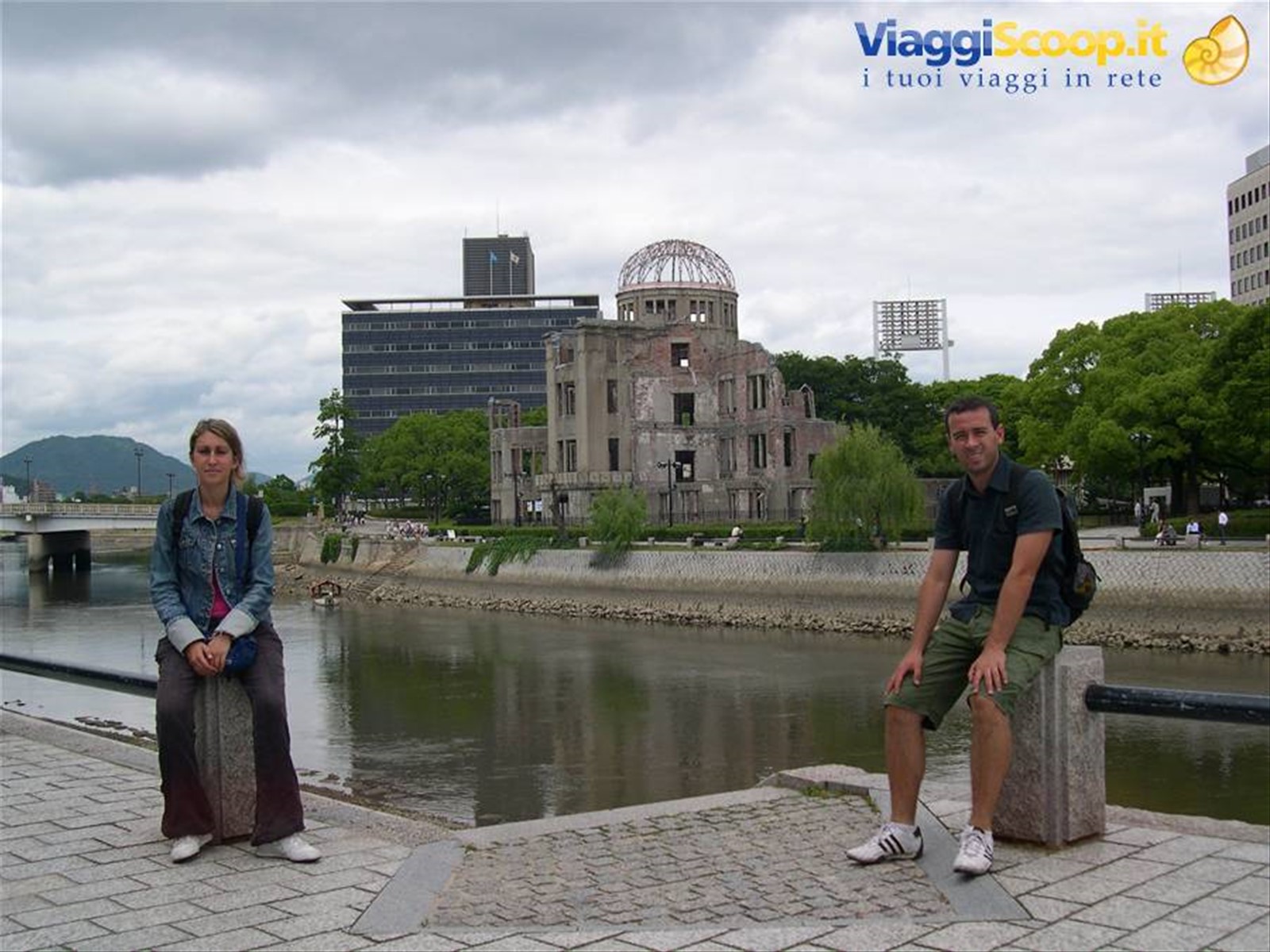CLAUDIO, VALE E SULLO SFONDO L' EDIFICIO SIMBOLO DELLA CITTA' DI HIROSHIMA