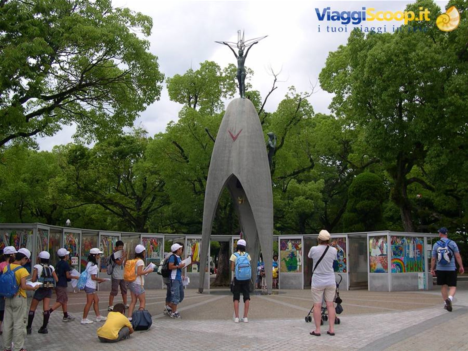 BAMBINI IN PREGHIERA SOTTO IL FAMOSO MONUMENTO