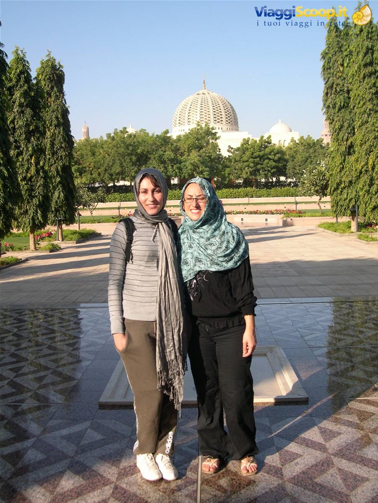 CON IL CAPO COPERTO, COME DA TRADIZIONE, PER VISITARE LA MOSCHEA DI MUSCAT