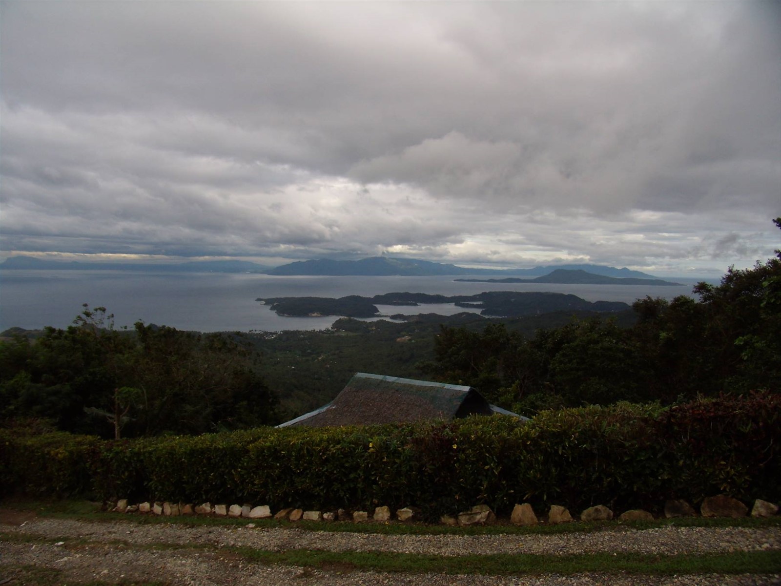 Puerto Galera - Sabang in lontananza, fotografata dal campo di golf
