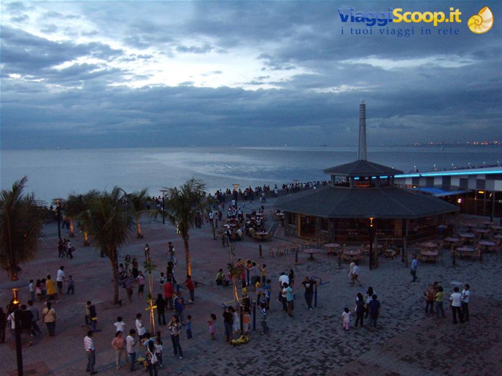 Manila - Lungomare al Mall Of Asia: ...affollato quando il sole se ne va'!